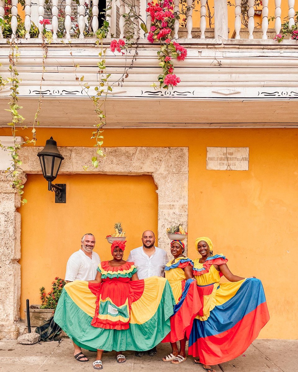 Gayly_Planet's tweet photo. #Cartagena de Indias per noi è una città in grado di colpire subito il segno! In un modo o nell'altro ti rimane subito dentro con le sue pareti colorate, le maestose mura protettive, i balconi in legno e sorrisi ovunque! #Colombia #GayTravel https://t.co/Wi6UfTSdkS