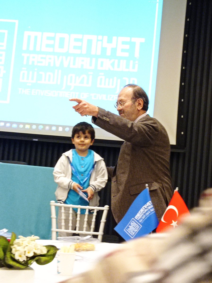 Mehlikaa_1's tweet photo. A. Erdem Bayazıt , 
Nuri Pakdil için ;
Beton duvarlar içinde bir çiçek açtı Siz kahramanısınız çelik dişliler arasında direnen insanlığın
Şimdi siz taşıyorsunuz müjdenin kurşun yükünü Çatlayacak yalanın çelik kabuğu Sizin bahçenizde büyüyecek Aşkın ve inancın güneş yüzlü çocuğu. https://t.co/RlRawxjk4i