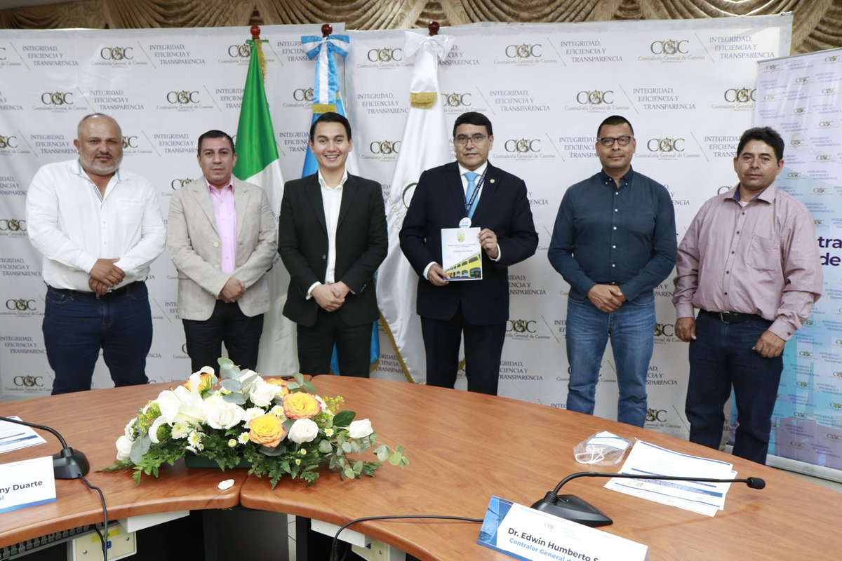 Contraloria_gt's tweet photo. 📘 El Alcalde William Duarte, de la Municipalidad de Santa Catarina Mita, Jutiapa, hace entrega del #CódigodeÉtica al Dr. Edwin Humberto Salazar Jerez, en cumplimiento al Acuerdo A-028-2021, que aprueba el Sistema Nacional de Control Interno Gubernamental #SINACIG https://t.co/0o3PStdkLk