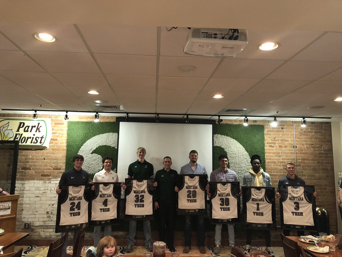 MTechHoops's tweet photo. We officially concluded the 2021-22 season tonight at our team banquet. What an incredible group of seniors we celebrated. They started at the bottom of the mountain and climbed all the way to the top, and did it TOGETHER. Beyond proud 🏀⚒️💚🙏 
#TeamTogetherForever https://t.co/JiesndJWFT