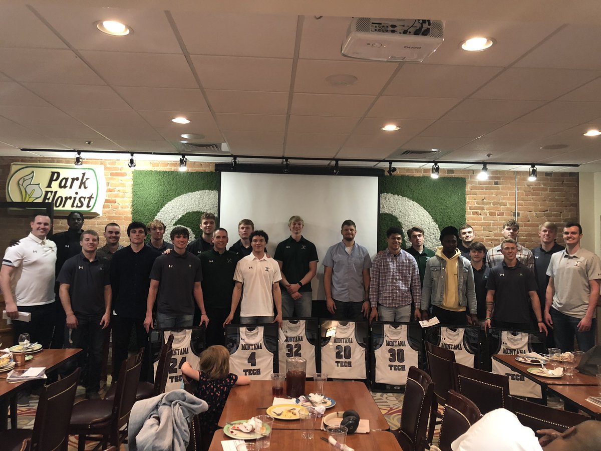 MTechHoops's tweet photo. We officially concluded the 2021-22 season tonight at our team banquet. What an incredible group of seniors we celebrated. They started at the bottom of the mountain and climbed all the way to the top, and did it TOGETHER. Beyond proud 🏀⚒️💚🙏 
#TeamTogetherForever https://t.co/JiesndJWFT