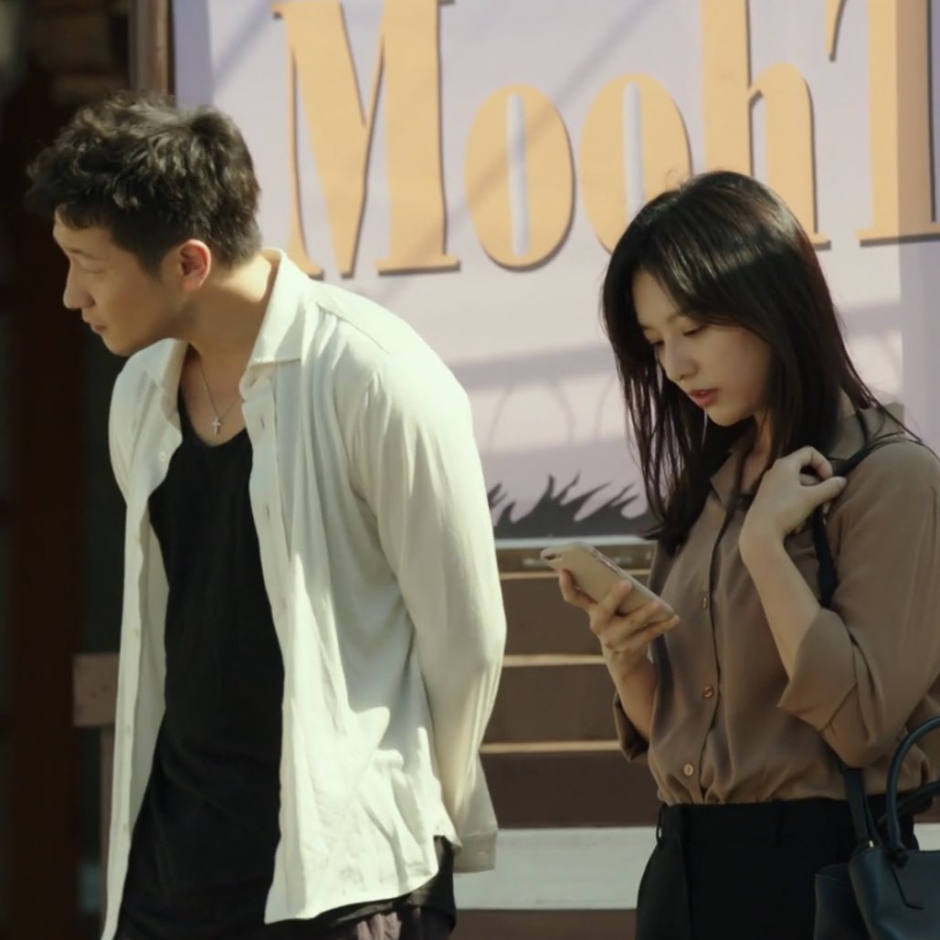 orott789's tweet photo. 염미정은 추앙하는 중이고 구씨는 사랑하는 중인거
그래서 염미정은 상대에게 아무것도 요구하지 않고 저 좋은 것만 채우면 끝인데 구씨는 쟤 인생의 그늘을 자꾸 제손으로 해결해주고싶은거............. https://t.co/Vlp2qgi1AR