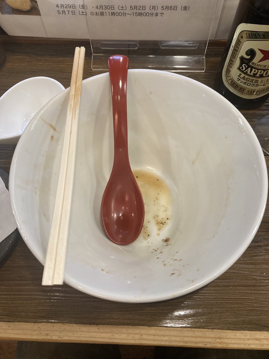 katsumi_1212's tweet photo. ☆銀彩(金彩)☆
今日の昼ごはん🎶
GW特別メニュー『天七ブラック』ネギ少なめヴァージョン🍜笑
見た目より塩辛くなくええ塩梅の美味い😋👍
またこの太麺も美味い❗️
安定の完食&全汁で、ごちそうさまでーす😆🎶
#金彩 #銀彩 #Kiniro #大阪市北区 #天神橋筋六丁目駅 #天七ブラック https://t.co/7FH4lmSKqC