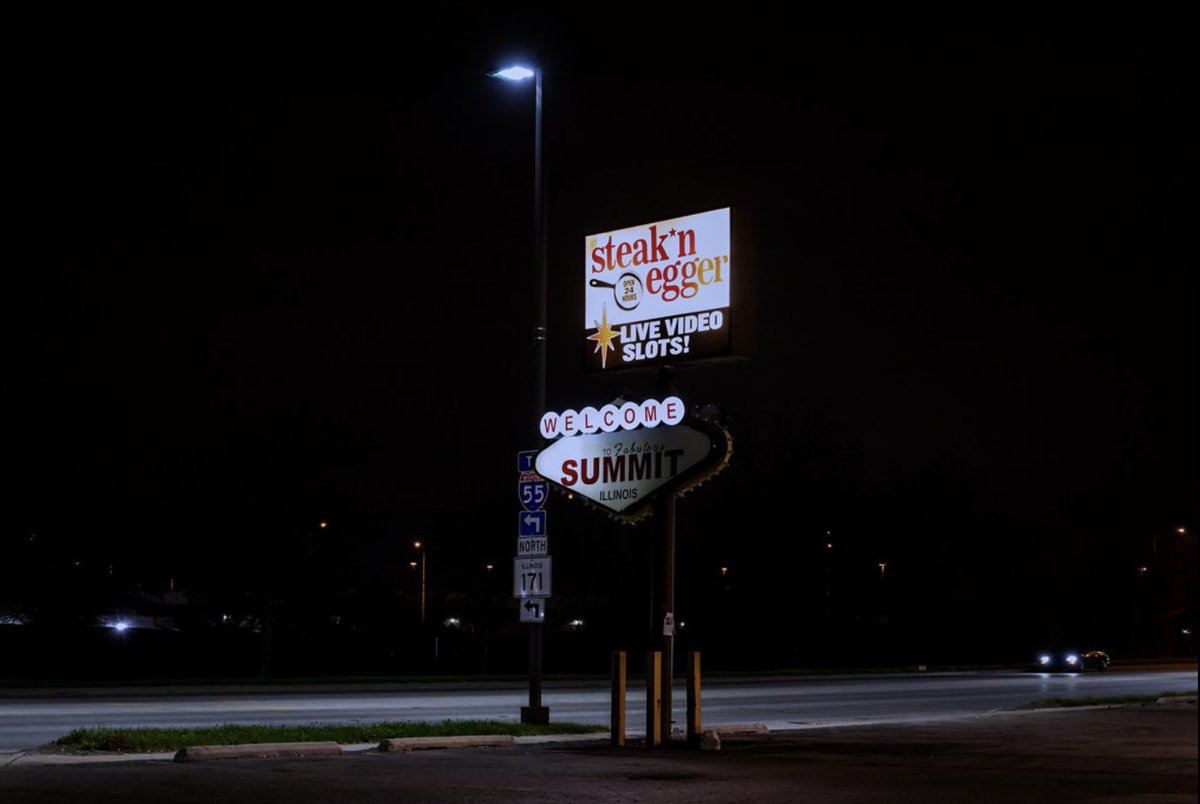 Statevillain's tweet photo. Fabulous Summit… 
#SummitIl #steaknEggerSummit #cookcounty #NightPhotography #nightshooters #streetphotography #streetphoto #welcometofabulousSummit #photo #nikon @NikonUSA #nikonz6ii #nikonian #zcreators #nikonnofilter #nightphoto https://t.co/tdIJD9hwXJ