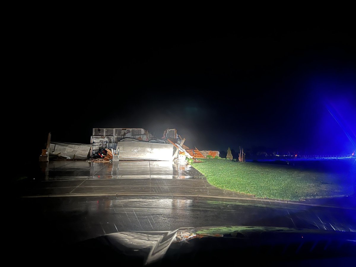 ShawnLoging's tweet photo. This is damage at the end of Aster St. in Andover. Seeing three houses significant damaged. #kwch12 #kswz https://t.co/8PsfhnIcAV
