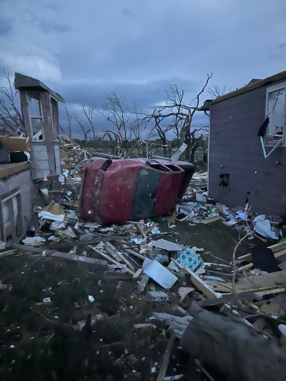jeffcastlewx's tweet photo. Tornado damage near Andover, Kansas from our sister station in Wichita, KWCH. Photo credit: Shelly Sanders #kswx https://t.co/pMnsMtTXab