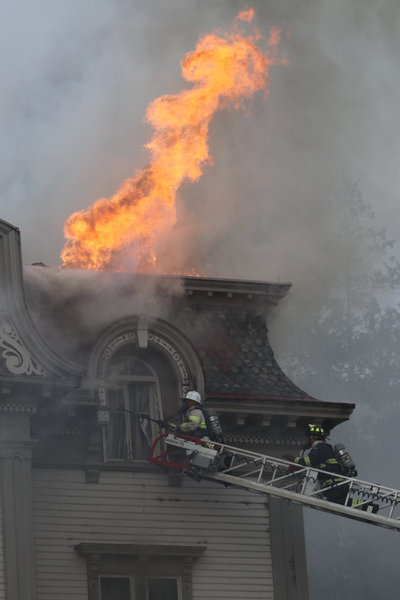 salmon_mfd's tweet photo. A few photos of the 4+ alarm fire in Northbridge https://t.co/kV8Vx0Ev2J