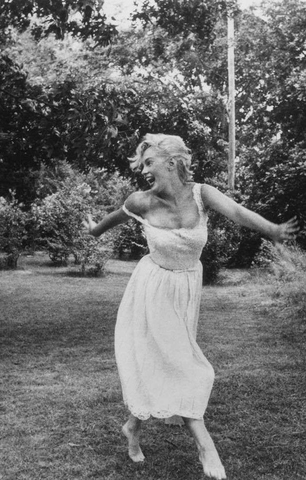 "As pessoas me perguntam com frequência: 'Você acha que os diamantes são os melhores amigos de uma garota?' E francamente, eu não acho. As melhores coisas da vida são sempre as que o dinheiro não pode comprar" 

- Marilyn Monroe em entrevista a revista LIFE, 1953.