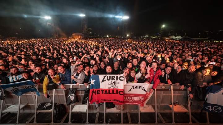 chef_aballay's tweet photo. Esta foto la subió @Metallica a en su Facebook oficial en primera fila haciendo el aguante todo el día con otros integrantes del Chapter, valió la pena estuvo increíble y esto fue lo mejor
#Metallica #MetallicaEnChile
#MetInChile #MetInSantiago https://t.co/aePfkeHNl1