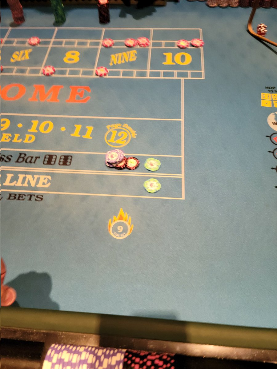 7outTim's tweet image. Friday Casino Night!! Lets get these DONTS!!