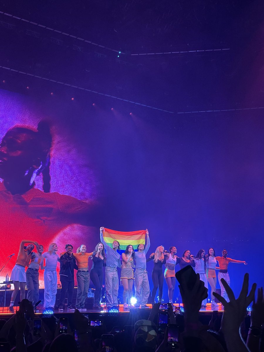 ISCDXN's tweet photo. Dua Lipa and her dancers holding the NHS flag 😍🏳️‍🌈 #clapforcarers https://t.co/diYgbp7zz5