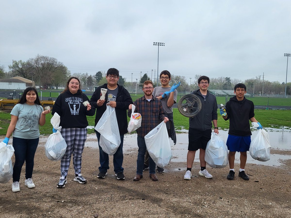 JKreikemeier13's tweet photo. So proud of our Youth Leadership Schuyler group today as they gave vack to their community by snagging litter from around @SchuylerCentral High School! Recognized and Thanked by school staff for their help! #growingleaders #givingback #Colfax4H #NE4H https://t.co/O5ybBEf9ZU