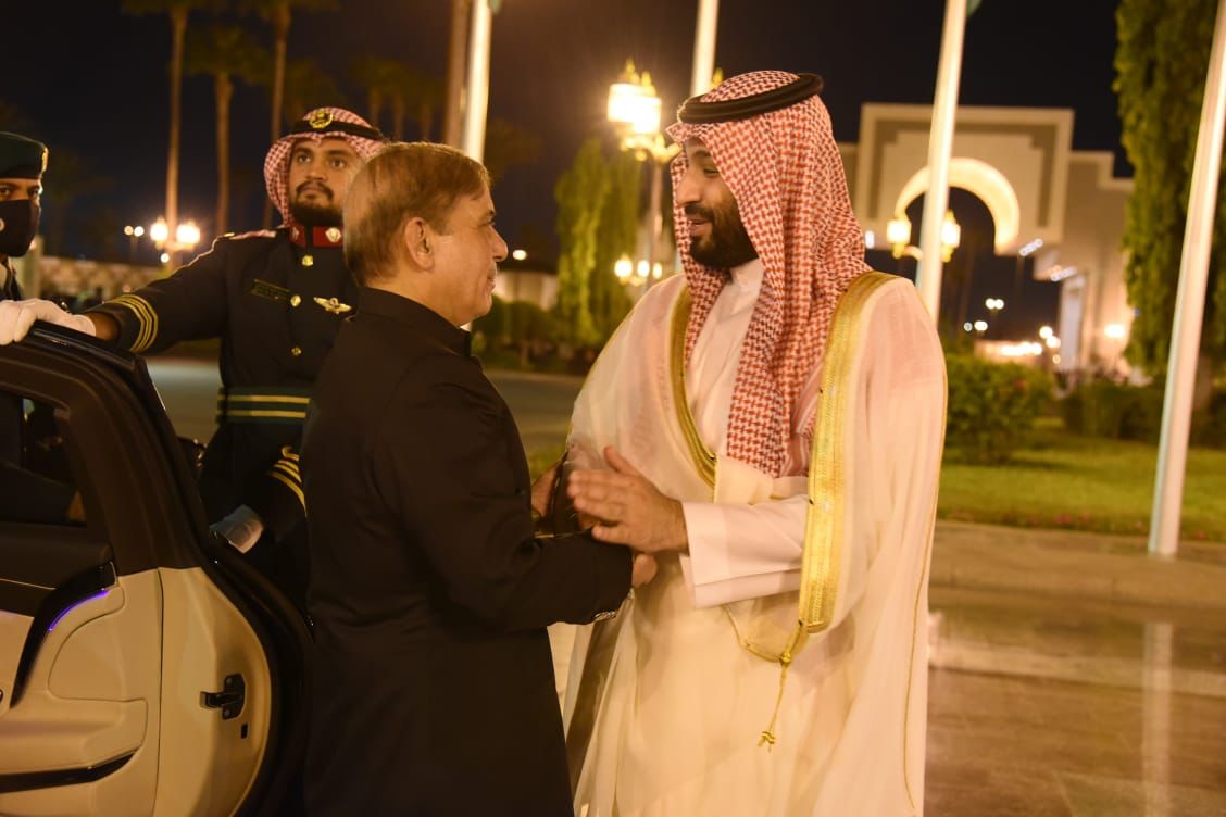 pmln_org's tweet photo. Crown Prince Muhammad Bin Salman welcomes Pakistan' Prime Minister Muhammad Shehbaz Sharif at the Al-Salam Royal Palace in Jeddah 

🇵🇰🤝🇸🇦 https://t.co/XZKW48LJrB