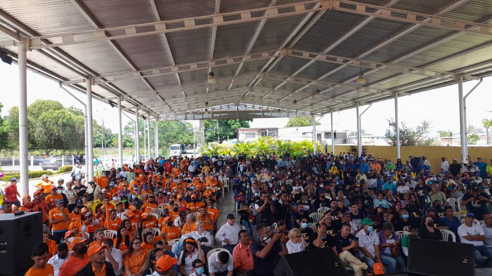 RonielFarias's tweet photo. Junto al presidente @jguaido en Ciudad Guayana reafirmamos el compromiso del Salvar a venezuela, Somos mayoría lo que queremos Libertad... vamos derrotar al régimen. Vamos todos!!! En UNIDAD

#SalvemosVenezuelaBolivar https://t.co/bfTp8EEmwU