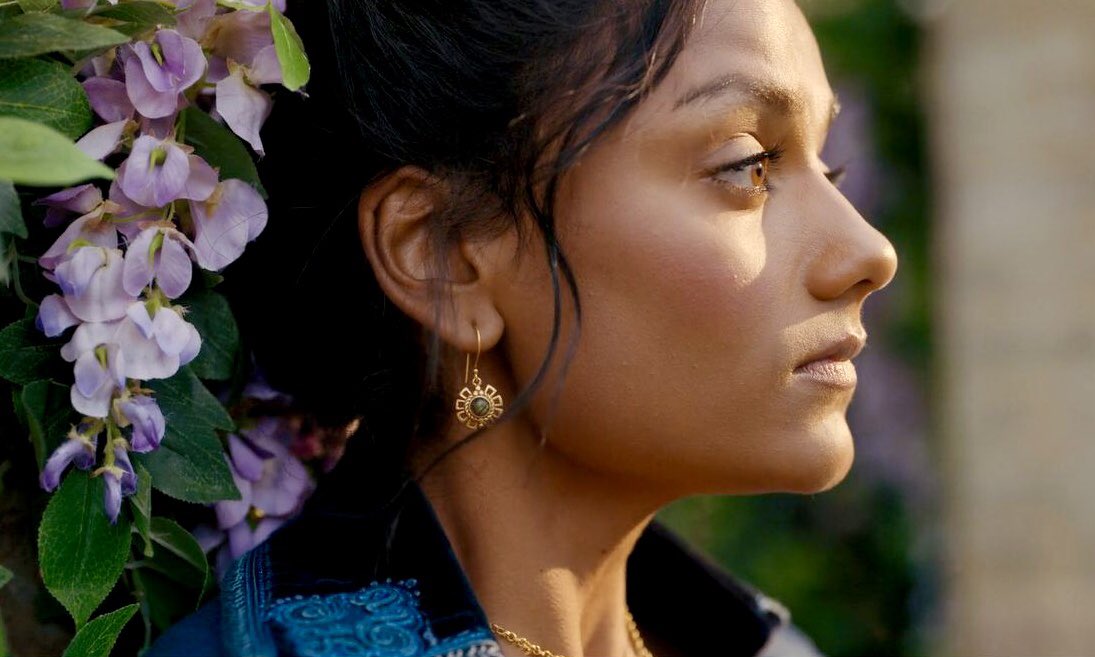 menacetoanthony's tweet photo. Kate in episode three 🌿🌸 https://t.co/zAlktfivfO
