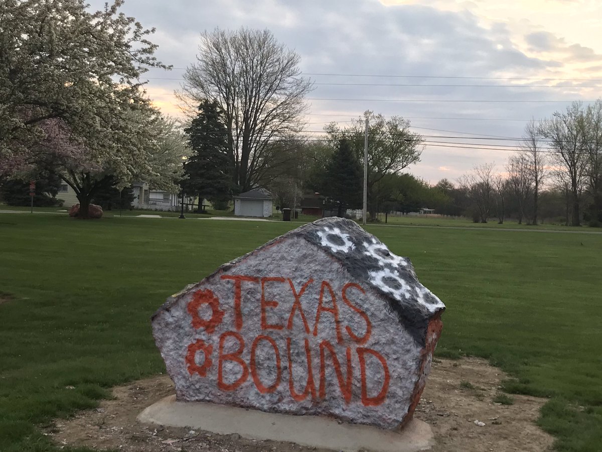 NUHS_Principal's tweet image. Our @nuhs_section was busy last night painting the 🪨 ! Proper send off for our @NU_Robotics VEX teams heading to Dallas for Worlds!