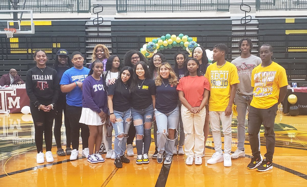 rford1913's tweet photo. DESOTO HIGH SCHOOL ACADEMIC SIGNING DAY!! #eagleexcellence https://t.co/npF7S8Ah0F