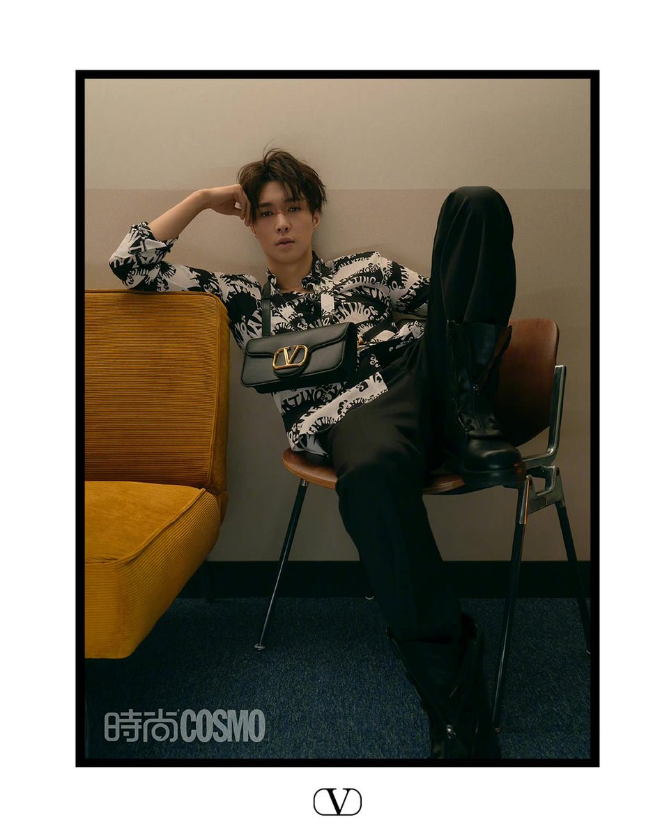 EXO @layzhang  Zhang Yi Xing 张艺兴 was seen in #CosmopolitanChina wearing the #ValentinoArchive Waves Print shirt alongside the #VALENTINOGARAVANI #LocòBag, photographed by #TrunkXu​

#ValentinoNewsstand
