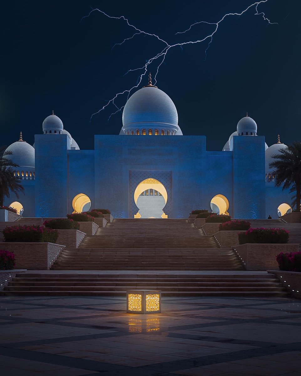 khd_uae's tweet photo. لحظات جميلة وروحانية صادفت ليلة 27 من رمضان مع المطر والرحمة 🤍
والتقطت هذي الصور لجامع الشيخ زايد الكبير بعد صلاة القيام https://t.co/oDJad7i73E