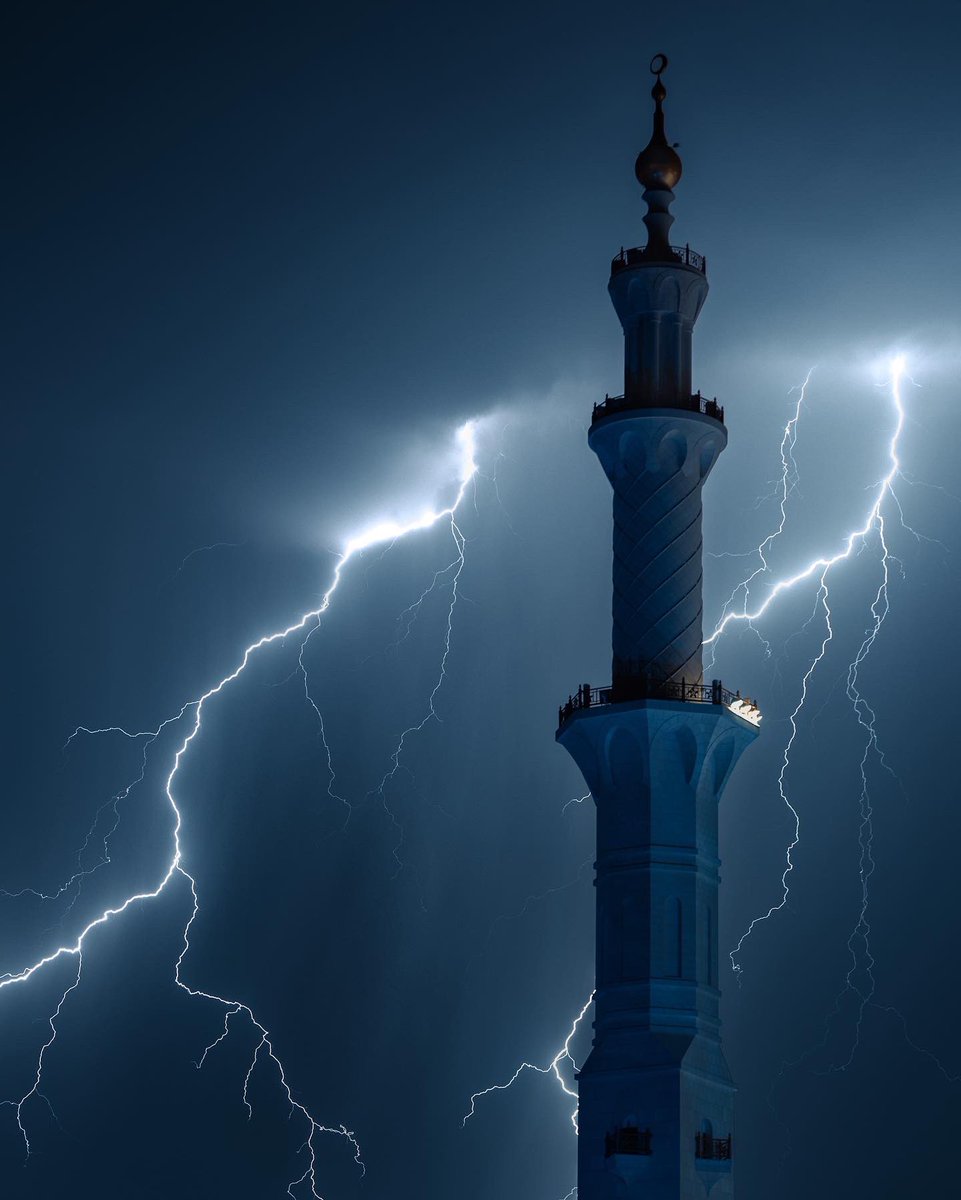 khd_uae's tweet photo. لحظات جميلة وروحانية صادفت ليلة 27 من رمضان مع المطر والرحمة 🤍
والتقطت هذي الصور لجامع الشيخ زايد الكبير بعد صلاة القيام https://t.co/oDJad7i73E
