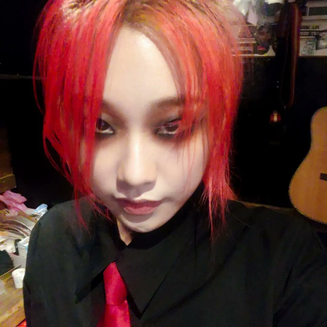 CallMeIree's tweet image. 이번 영상에선 안 웃으려고 연습했다구!!
I practiced not to smile!!!!!
안 웃으니까 좀 민망하긴 했어요. 나 아니 것 같아서😅