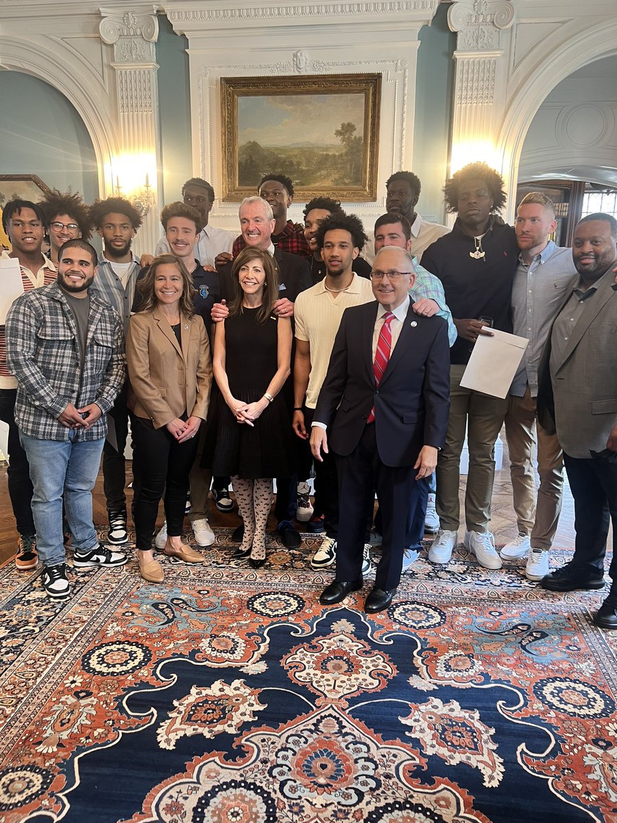 PeacocksMBB's tweet photo. Thanks for having us at Drumthwacket today @GovMurphy!!
#StrutUp🦚 https://t.co/Wz2ME1I9Zm