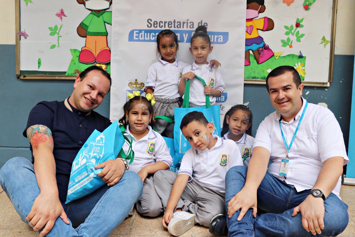 marioguti2023's tweet photo. En la I.E Bernardo Arango Macías, sede Rafael Pombo, acompañé la entrega de cerca de 600 uniformes escolares; una demostración más del alcalde @juanabad1985, de su compromiso con las estrategias educativas en el municipio. 👕👖👩🏼‍🎓🧑🏼‍💻 #Siderense💯💪🏻#laestrellaunaciudadimparable. https://t.co/TyAOimshlF