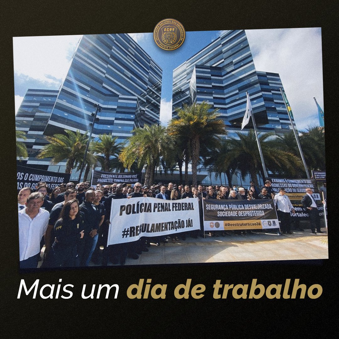 ADPFonline's tweet photo. O #DiaDoTrabalhador da segurança pública é todo dia, de domingo a domingo, debaixo de chuva, de sol, em plena pandemia. Valorizar o policial federal é valorizar o trabalho de quem serve ao Brasil.

#ADPF #ValorizaçãodaPFJá #ValorizeoPolicialFederal https://t.co/DFJpLtKPCL