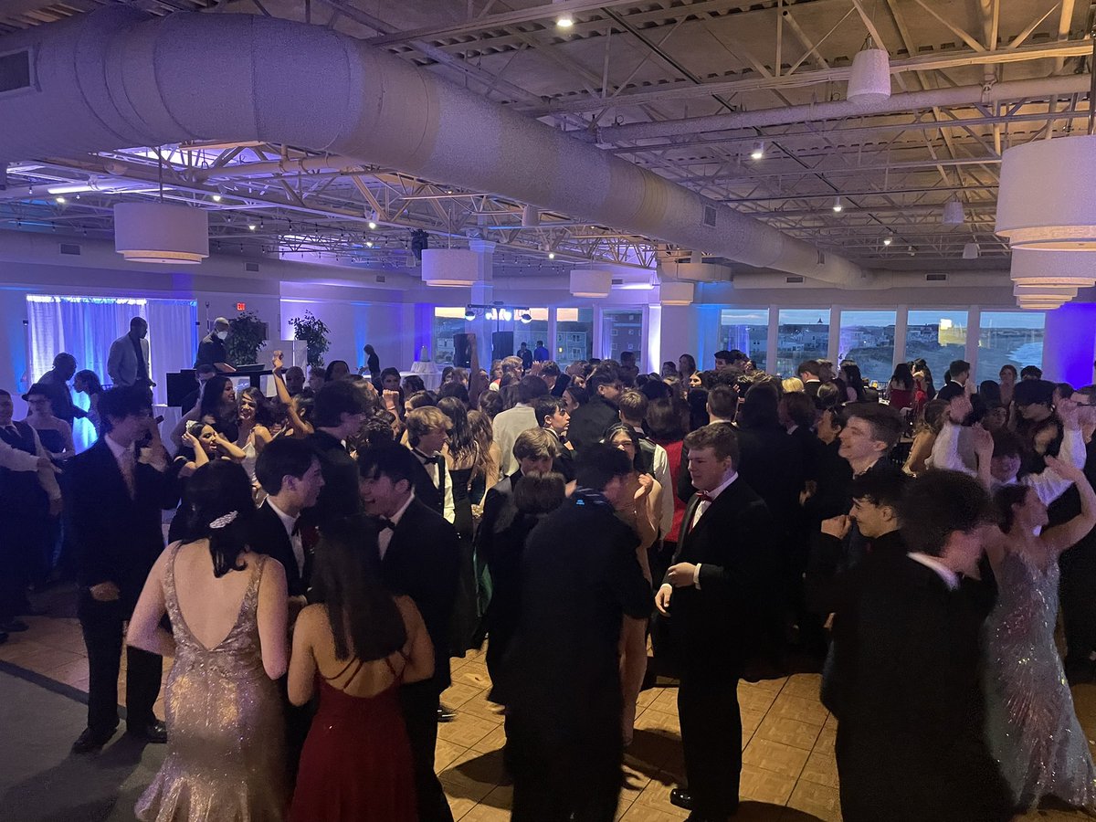 NAHSClass22's tweet photo. @NAHSClassof2023 Prom is 🔥  @NorthAndoverHS #packeddancefloor #weareback https://t.co/Xjsxh1S7kq