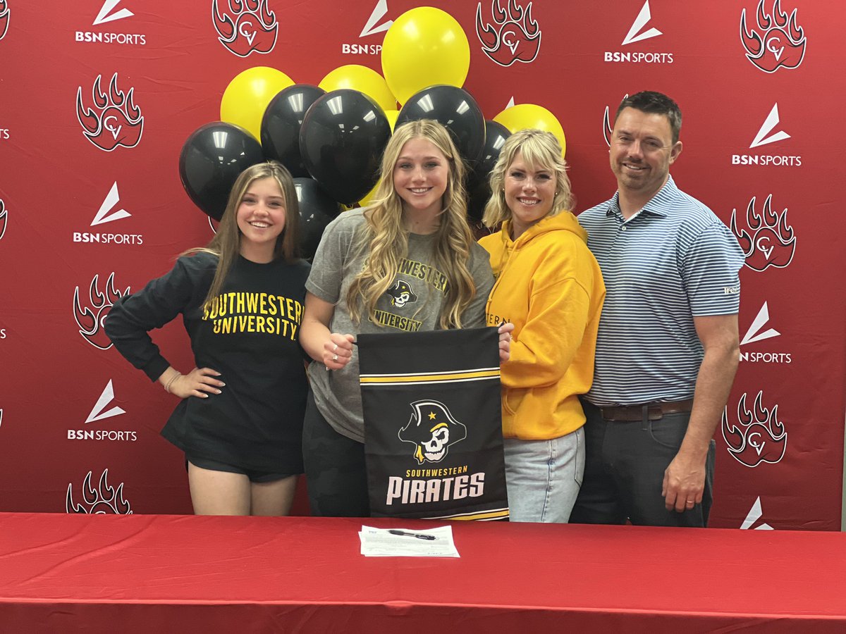 SeeleyElla's tweet photo. So excited to be spending the next 4 years playing basketball at Southwestern University. GO PIRATES!🏴‍☠️🏴‍☠️ https://t.co/Odv89Peyxn