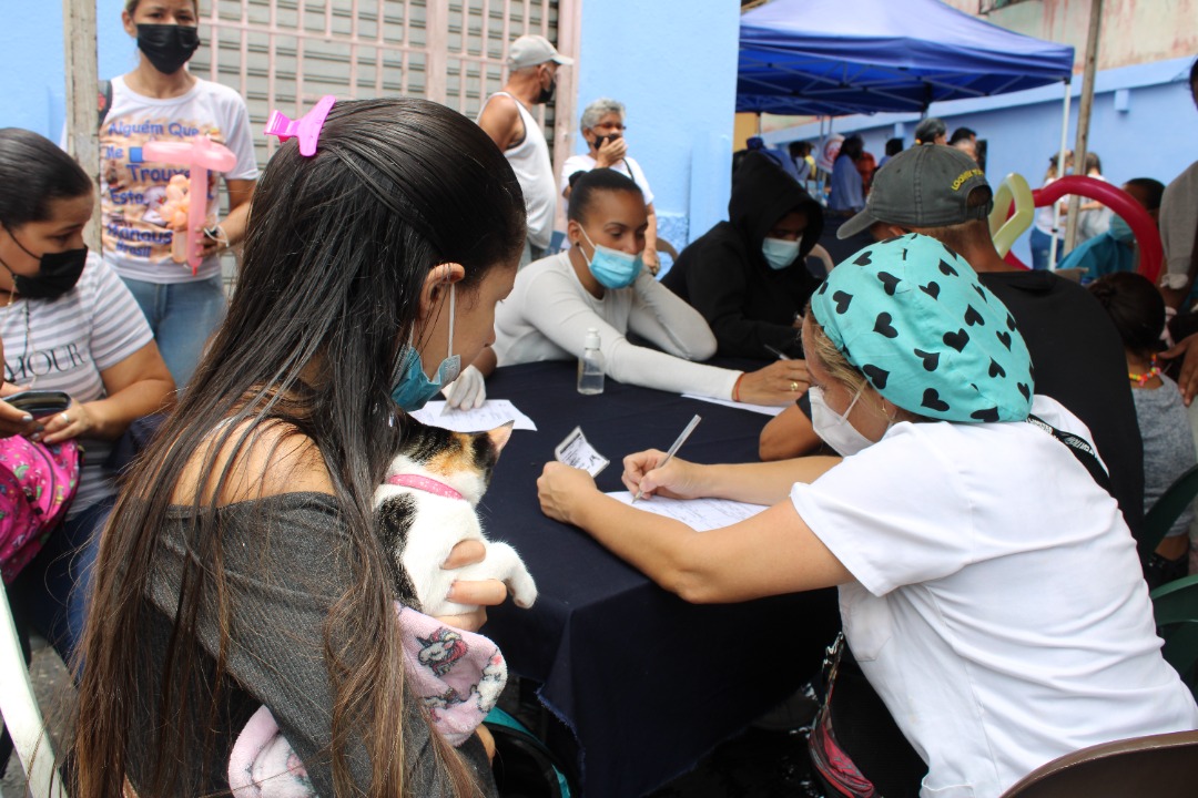 greybp1's tweet photo. Hoy estuvimos en Despliegue de Amor en Acción de la @ViceSocialT_ve en Los Cerritos, pquia Petare, donde se atendieron a más de 2 mil 300 familias de la Comuna Chávez Unidos por Siempre, con atención médica, entrega de medicina y ayudas técnicas
@NicolasMaduro
#VenezuelaEnRosario https://t.co/rhyZDSW5Hy