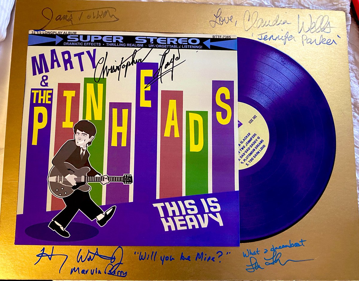 ||: AHHHH I WANT TO CRY 😭💚

Never in my wildest dreams did I think I would ever collect this many signatures.. let alone get to meet and CHAT WITH THEM ALL — 

😭💚
#Backtothefuture #chillertheatre