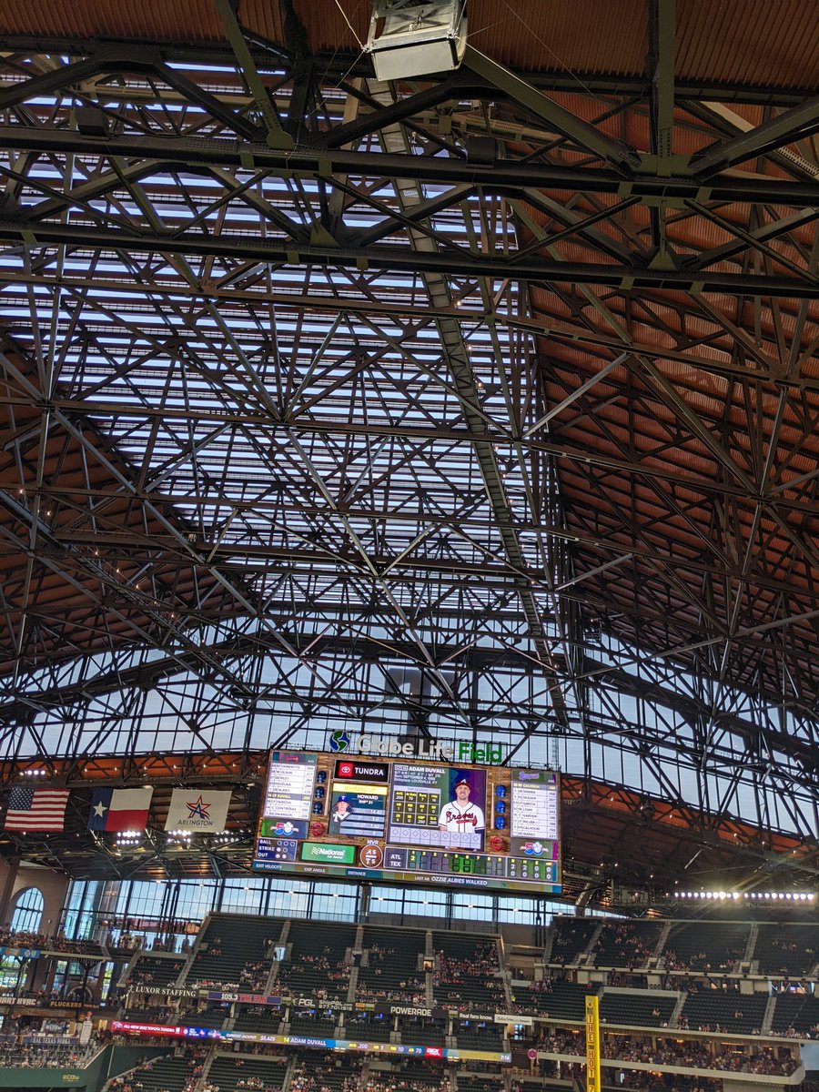 baseballdeworld's tweet image. Closed roof tonight. While I miss the original Ballpark, the A/C is quite nice in Texas.