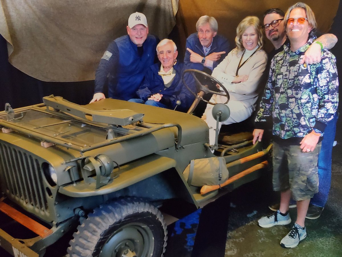 VinceG222's tweet photo. "ATTENTION ALL PERSONNEL!" What an incredible experience meeting @Loretta_Swit, Jamie Farr &amp; Jeff Maxwell at @ChillerTheatre! Thank you all! #HotLips #MASH #Klinger #Igor https://t.co/0YCcnsVERp