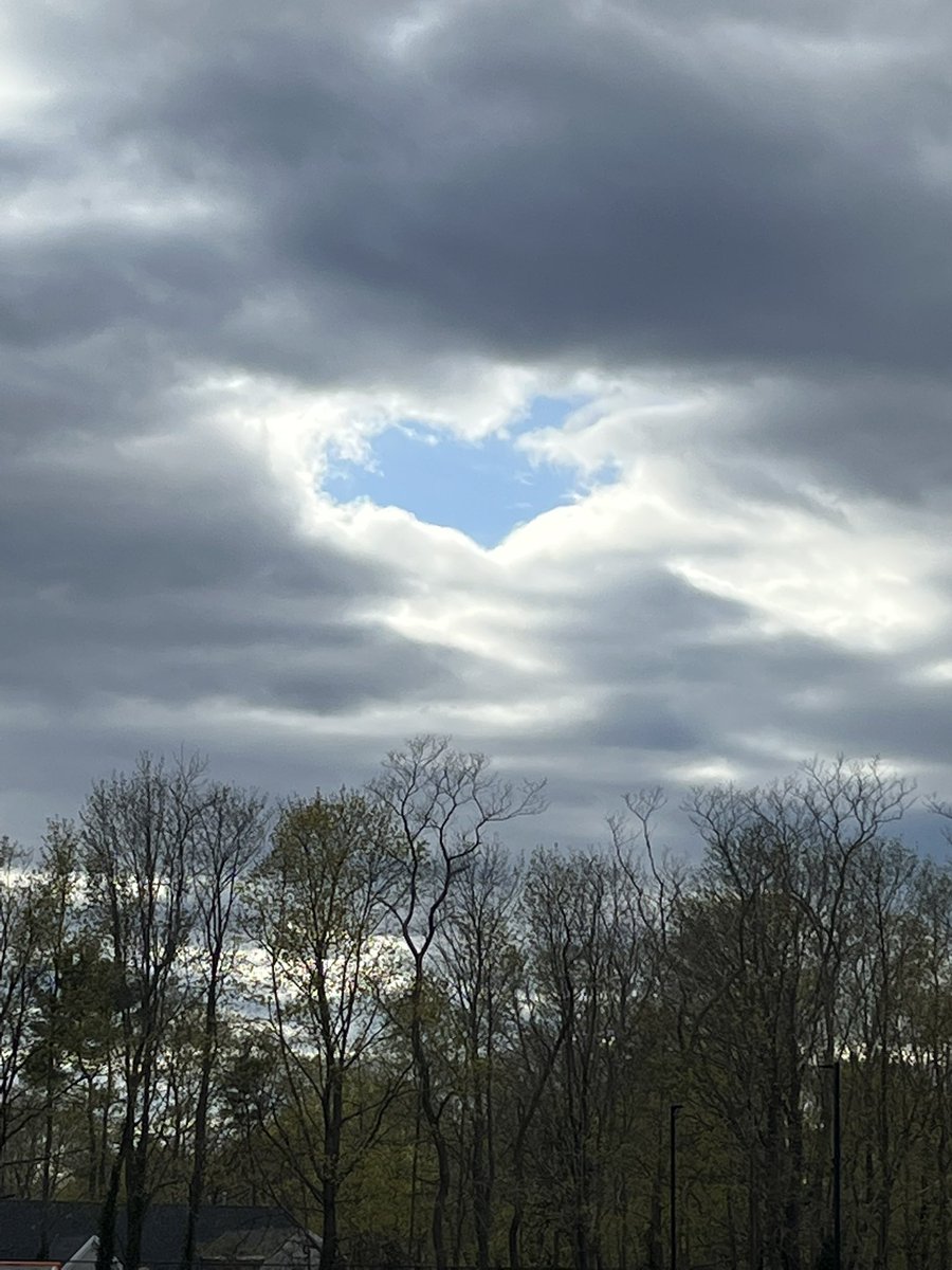 JKNco7's tweet photo. "We Love You" from the Angels #cloudscape #angelsinheaven #iwillmissyoudeeplyuncleTommy https://t.co/h2hjcDjAfn