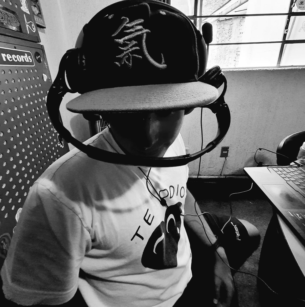 nofm_radio's tweet photo. Nos conocimos hace años, era un niño. Se convirtió en un maeeeestro eterno del TODO MENOS MIEDO. Último #TROPICAOS con @_maestropical. En vivo ahora #porNoFM https://t.co/gxN7RwVdCd https://t.co/AvJPgCNHzG