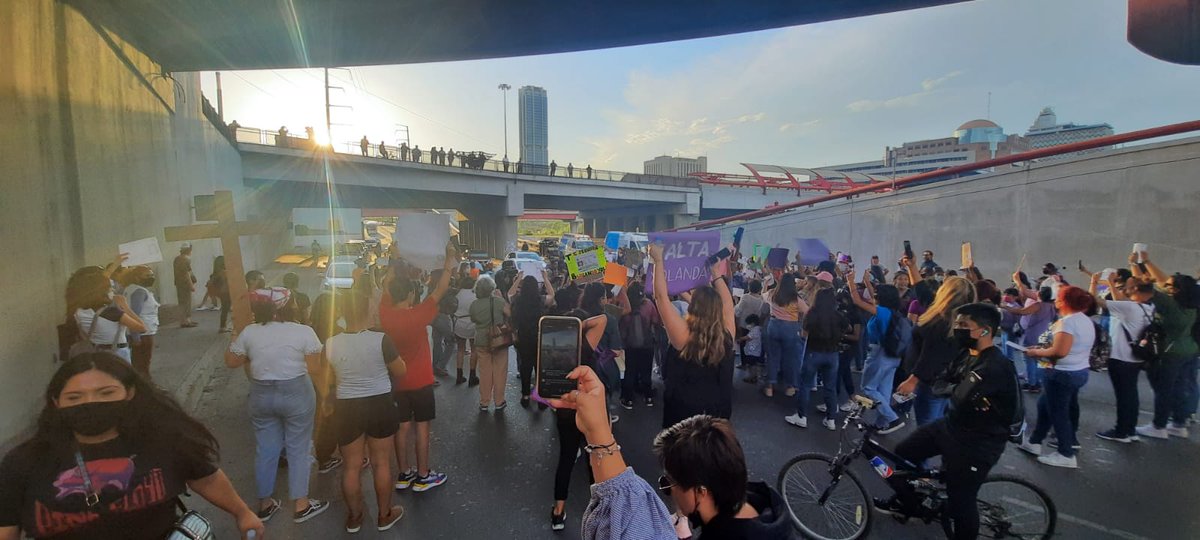 PorvenirMx's tweet photo. #ULTIMAHORA Colectivos feministas marchan por el centro de #Monterrey en protesta por las #despariciones de mujeres y exigen seguridad. #bloqueos
📷: César López
#DebaniEscobar
#Yolanda #feminicidios https://t.co/V4518r1zTj