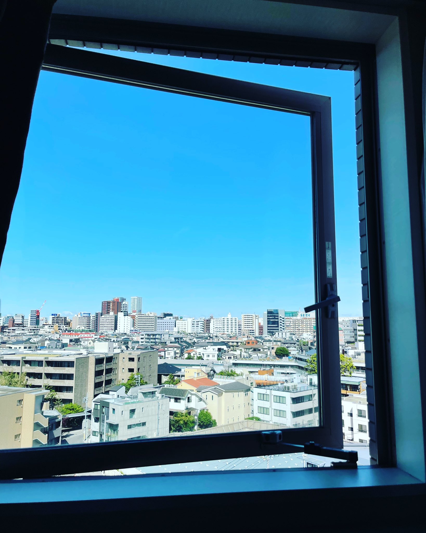 和合亮一 良い天気 快晴です 昨晩は第一生命ホールにて つぶてソング のコンサートがありました たくさんの 方にお越しいただき ありがとうございました 本日はこれから 仙川の桐朋学園に伺います みなさま 良い週末をお過ごしください