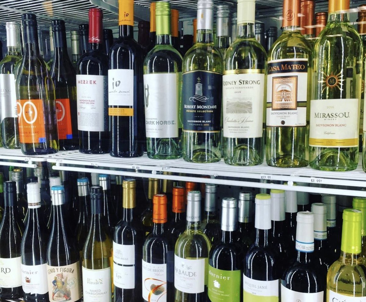 Wine with us tonight, you won’t regret it 🍷 Happy Friday, Chicago! #southloopmarket 
.
.
.
#wine #winetasting #winelovers #winetime #winelover #chicagofood #chicagofoodanddrink #mercato #freshmarket #wineweekend