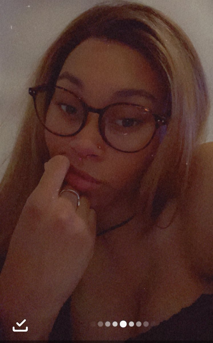 PrincessLunaW1's tweet photo. Which one of you is gonna pay  to listen to me rant? I have to start making money for rent plus I forgot I need groceries #AdultWork #bigtities #FoodieBeauty #buyingccontent #fansly #nsfw #sellingcontent #accountant #paypiggieswanted #paypig https://t.co/dZb2nEnAjD