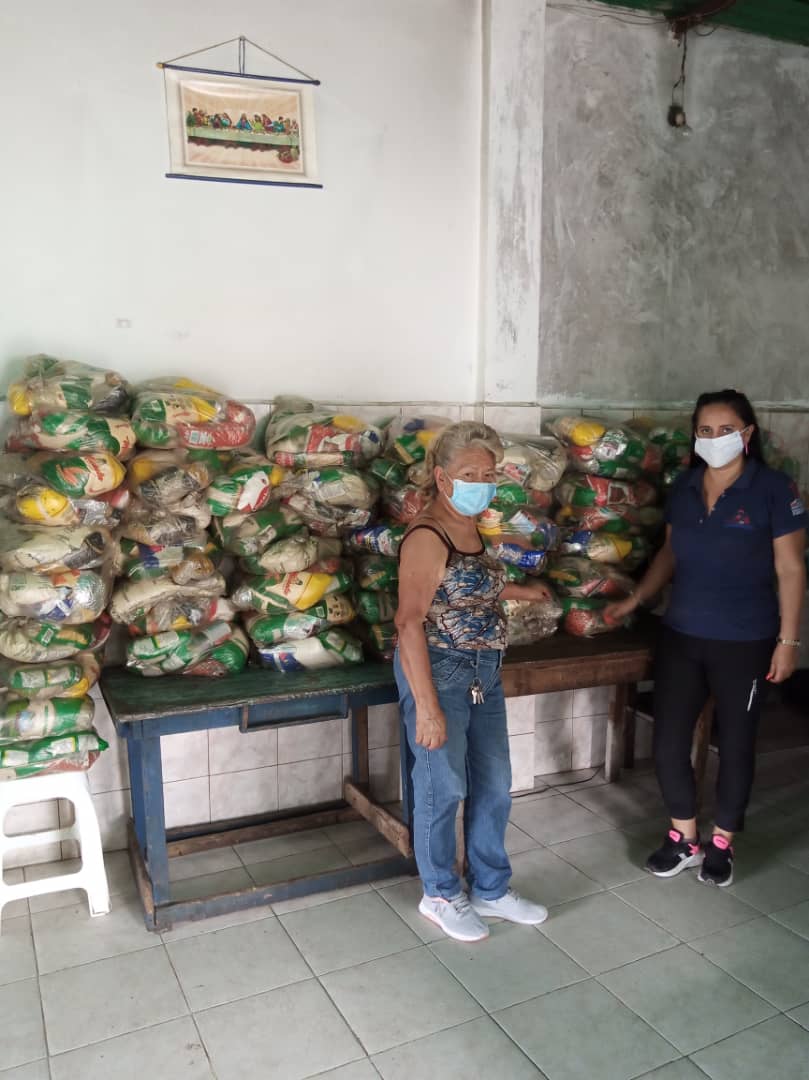 fundaproaltach1's tweet photo. Hoy desde el CAC de Paramillo en el estado Tachira se da inicio al despacho de alimentos a las casas de alimentación para llevar un plato servido al pueblo vulnerable.
#amorconamorsepaga.
@NicolasMaduro
@LealTelleria 
@FreddyBernal 
@BermudezJoseA 
@MinAlimeTachira https://t.co/zLE2W1gUrr