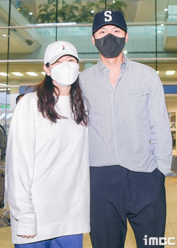yejintangerine's tweet photo. A picture of them looking at the camera in the same direction 😍

Have the happiest marriage life, you two! 💕

#HyunBin #현빈
#SonYeJin #손예진
#BinJin https://t.co/062SPlO7PZ