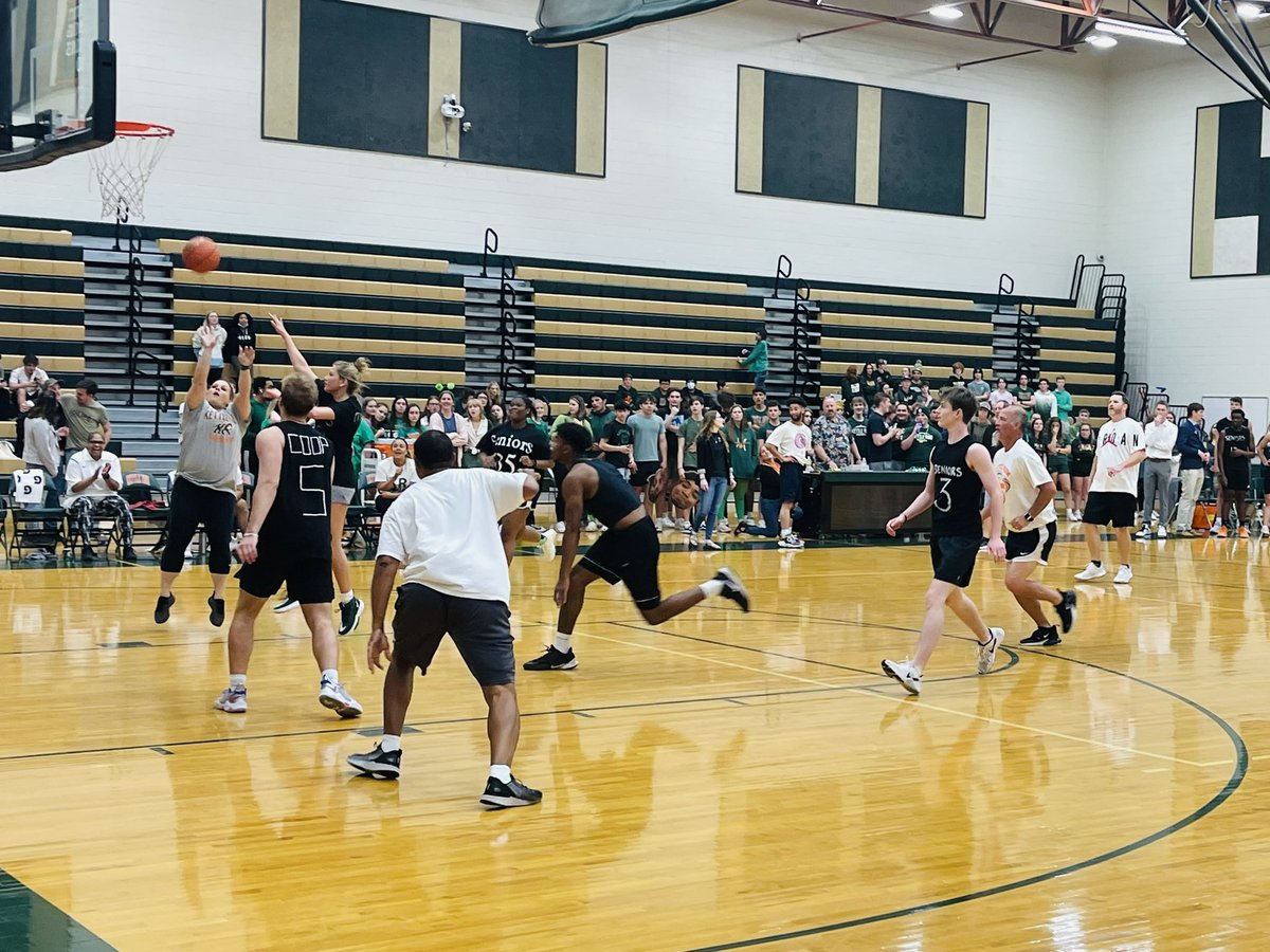 KaseyWilloughb4's tweet photo. Seniors vs Faculty basketball 🏀 game! It was a great game and a lot of fun to watch. Seniors won for the first time! #SeniorFacultyBasketballGame #PromSpiritWeek https://t.co/Qk5B50S0sC