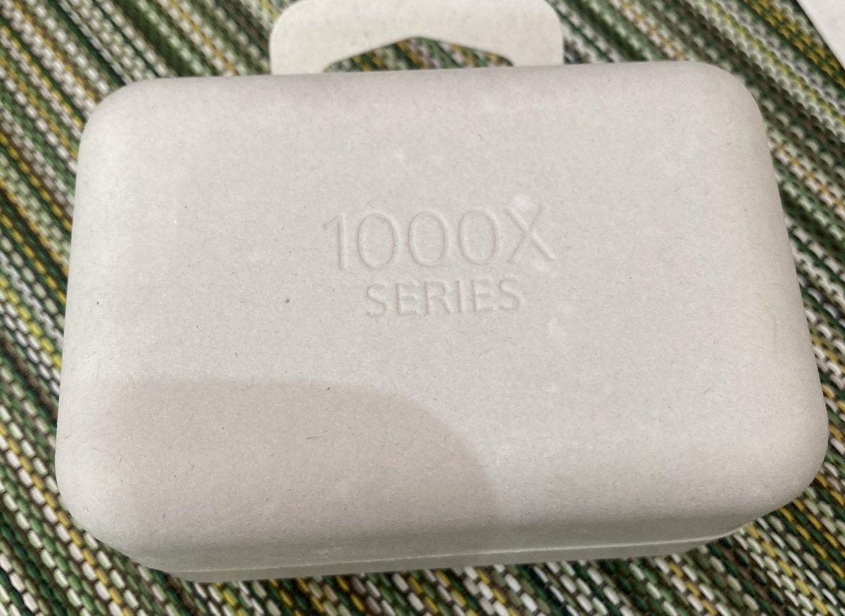 magi_engineer's tweet photo. 2万円のイヤホンが入ってるとは思えない化粧箱に圧倒的割り切りを感じた https://t.co/2KqAzkdbBg