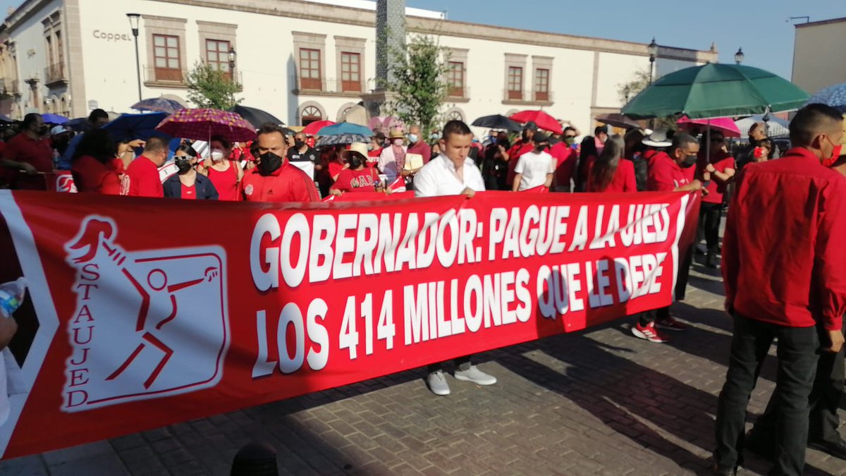 #LaEraM | Reflejo de la irresponsable administración financiera. Ahora sindicatos de la Universidad Juárez del Estado de Durango al gobernador José Rosas Aispuro Torres, que pague los 414 millones de pesos que a la #UJED #LaEraMediáticaNoticias <a href="/CEOMarcosOrtiz/">CEOMarcosOrtiz</a> <a href="/SPAUJEDoficial/">SPAUJED Durango</a>