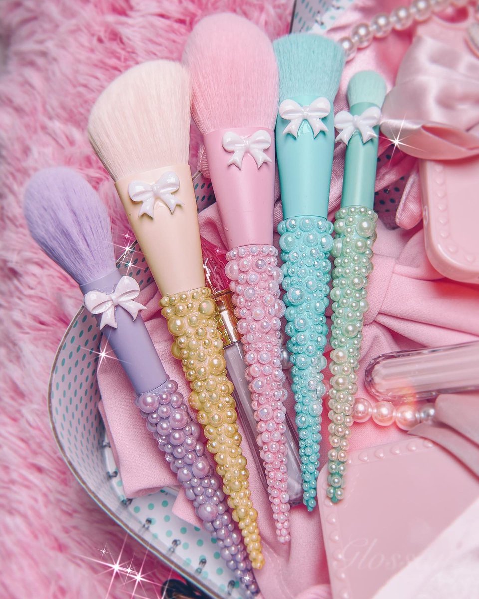 iris_homesh's tweet photo. Beautiful vanity decor pieces and pearl brushes ✨✨✨ https://t.co/qGvXhs6V8w