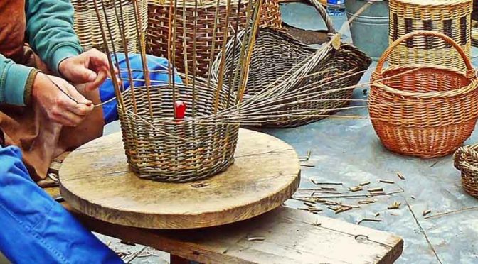 CCV434Teko's tweet photo. Buenas tardes
Hoy vamos a ver la actividad artesanal sobre los Tekos. 
La producción artesanal en el municipio es muy escasa y solo se reduce a productos de cestería, tejidos de petates y ollas de barro.
#Artesanias 
#CulturaTeko
DVRC https://t.co/LWd2LRCQF9