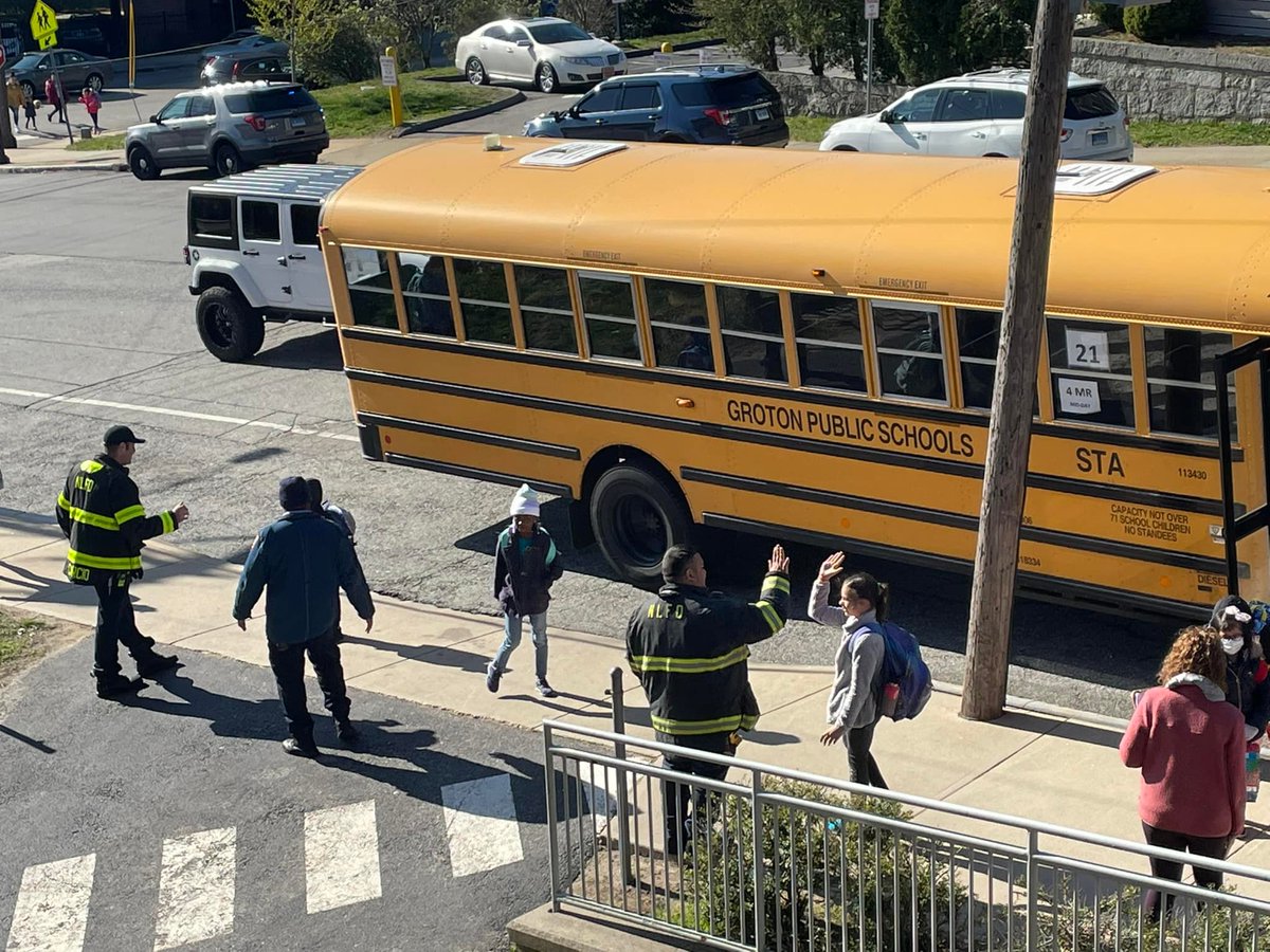 What a great way to start a Friday! Thank you to the NLPD and the NLFD for kicking off High Five Fridays at RMMS! Our students and staff are always appreciative of the ongoing efforts to take care of our community 😊💚💛💜 #RMMSNL #IBworldschool #WeAreLEARN