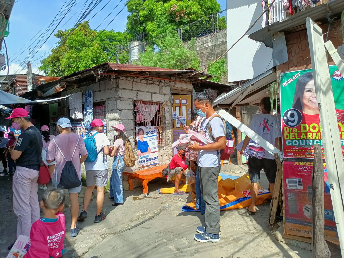 Kasalukuyang nagbabahay-bahay ang mga #MakabayangKakampinks para ikampanya si Leni Robredo, Kiko Pangilinan, Neri Colmenares at Bong Labog.

Para sa #MakabayangPagbabago, iboto:
#10Robredo, Presidente
#7Pangilinan, Bise Presidente
#16Colmenares #37Labog sa Senado
#141BayanMuna