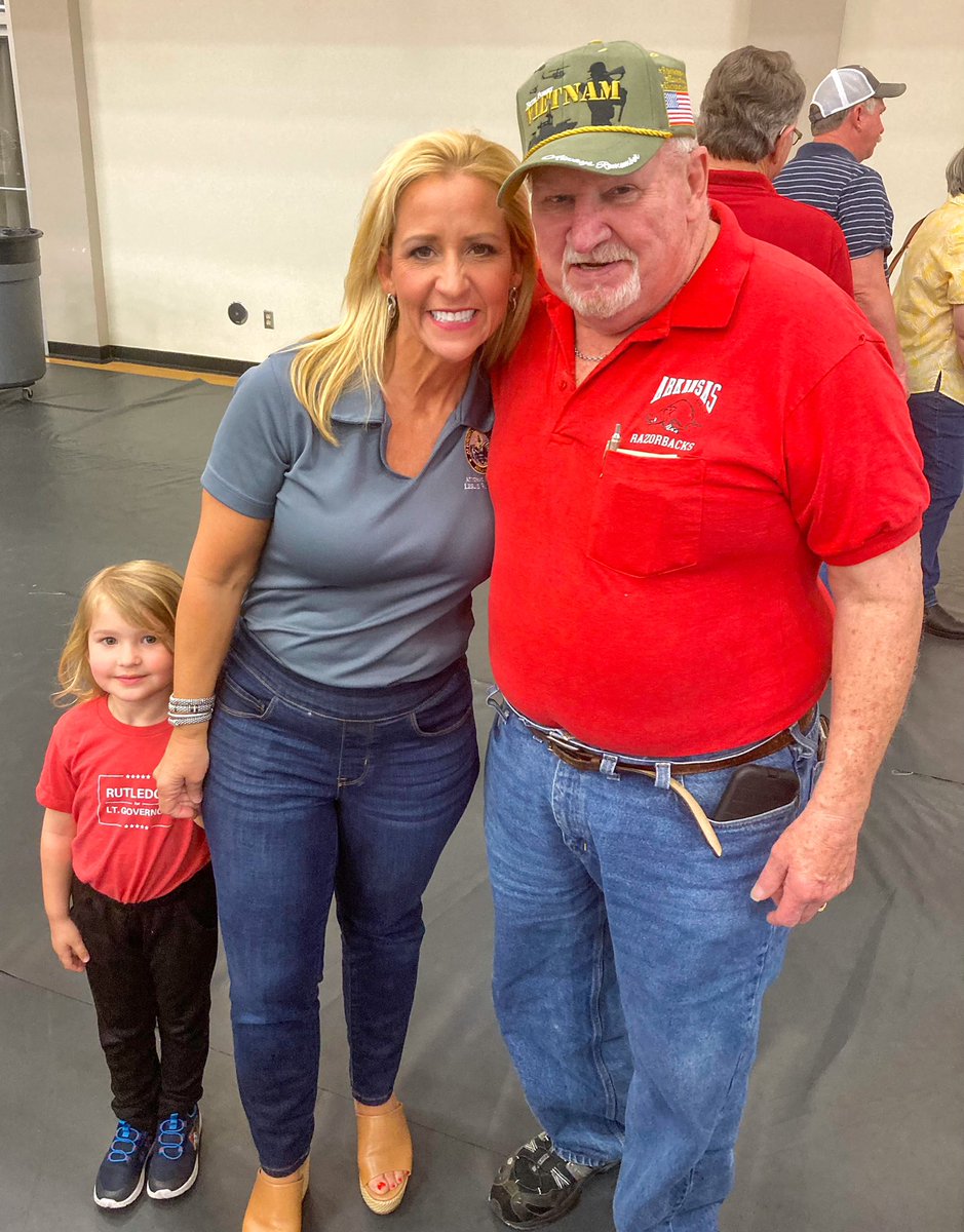 LeslieRutledge's tweet photo. Cleburne County is on #TeamRutledge! It was great to meet with so many conservatives at the 5th Annual Feed A Senior Fish Fry in Heber Springs! #LR4LG https://t.co/IM88abKoVq